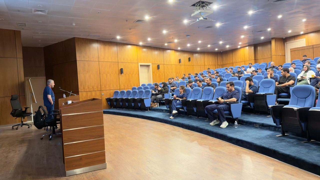 محاضر يقدّم عرضاً للمتدربين