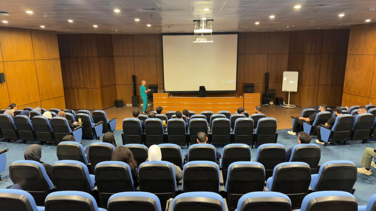 قاعة المحاضرات أثناء إحدى الفعاليات