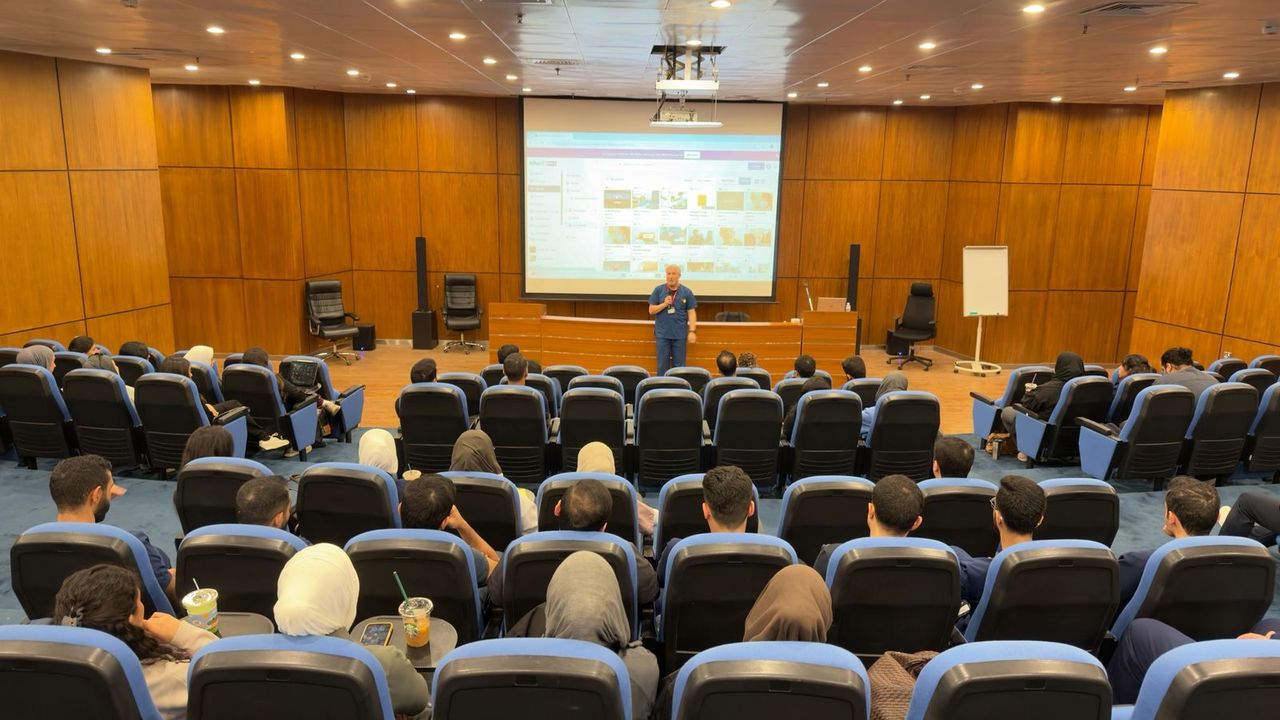 المتدربون خلال محاضرة تدريبية
